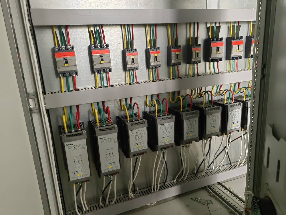 交流电力调解器和直流电力调解器的事情原理有哪些要害区别？？