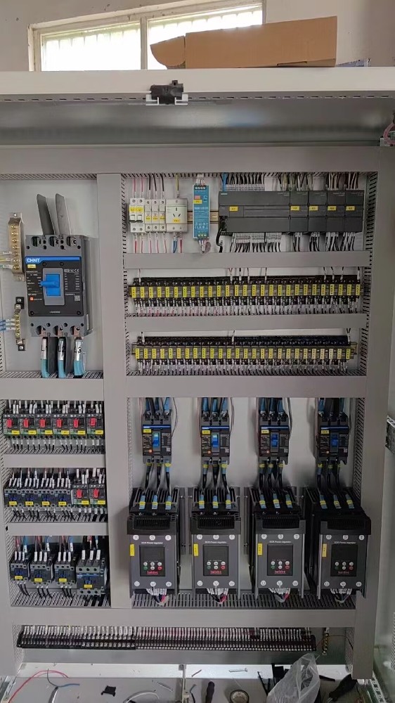 在装置电力调解器时，，，布线的粗细与材质对其性能有何详细影响？？