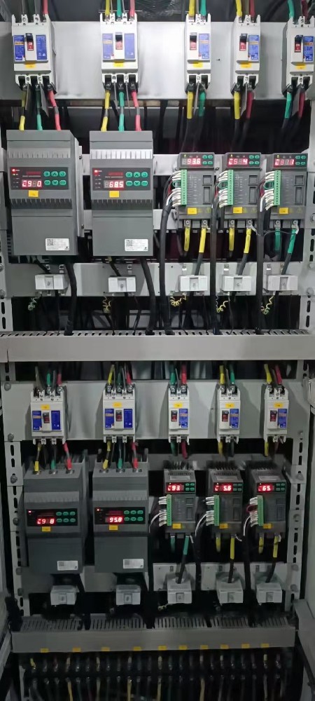 电力调解器在微电网系统中，，，，怎样协调差别能源发电单位的电力输出？？？？