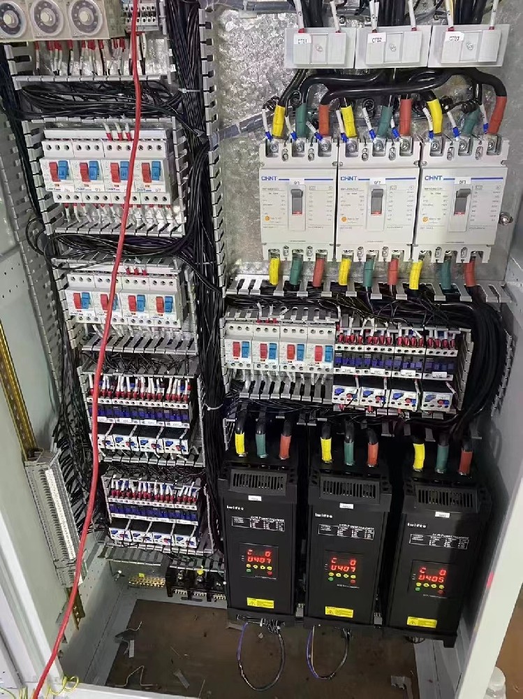 电力调解器运行一段时间后，，，显示的电流值与现实丈量值误差较大，，，是什么原因导致丈量禁绝，，，该怎样校准？？？？